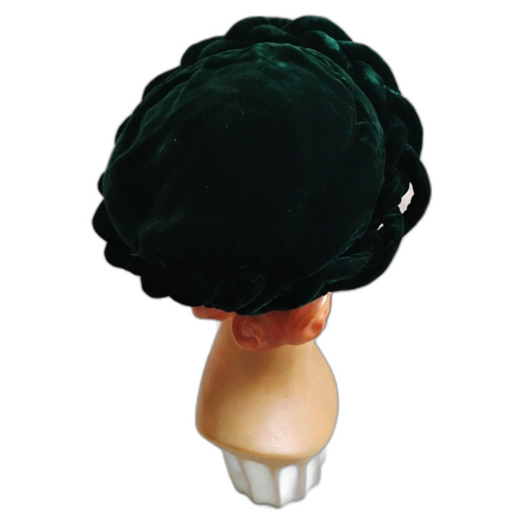 1930s Vintage Deep Green Velvet Evening Hat, Size 22 - Picture 4 of 5